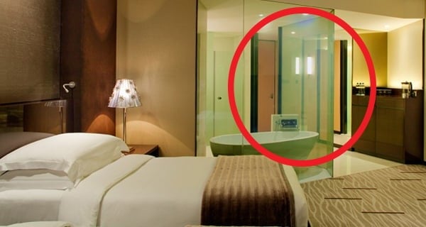 Bật đèn trong nhà vệ sinh khi ngủ tại khách sạn không chỉ là một biện pháp cần thiết mà còn có thể cứu mạng bạn trong những tình huống khẩn cấp. 