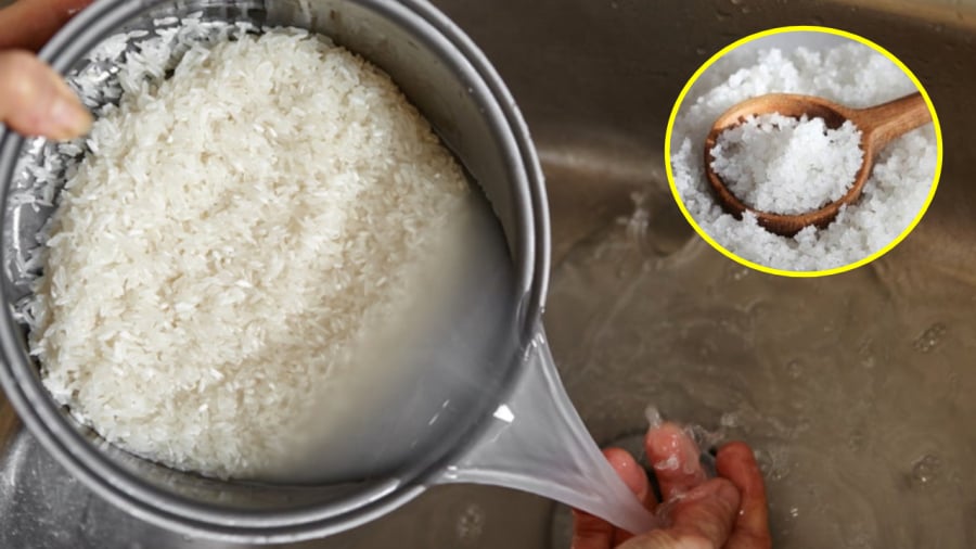 Bạn có thể cho thêm một chút muối khi vo gạo.