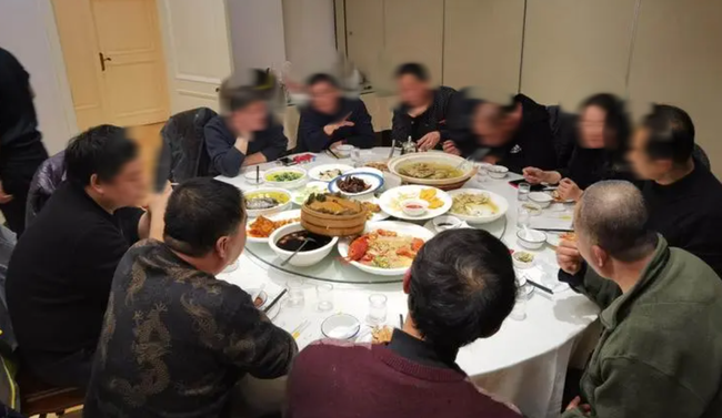 Mời họ hàng ăn sinh nhật bố, tôi không ngờ bị &quot;lừa một vố&quot; với hóa đơn 15 triệu đồng: Ức chế tột cùng nên tôi buộc phải &quot;xài chiêu&quot; - Ảnh 1.