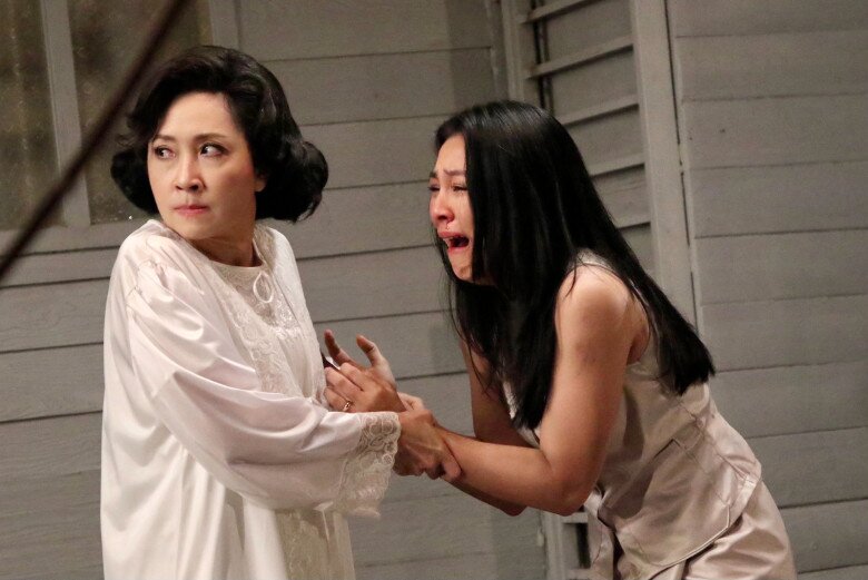 Vừa vḕ ᵭḗn nhà, em gái ᵭã ȏm lấy mẹ mà khóc như thể ᵭã chịu oan ức vȏ cùng lớn. (Ảnh minh họa)