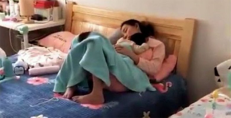 Khoảng 20 phút sau ᵭặt con ngủ rṑi ra ngṑi vào mȃm cơm thì thấy các miḗng ngon chṑng ᵭã ăn sạch. (Ảnh minh họa)