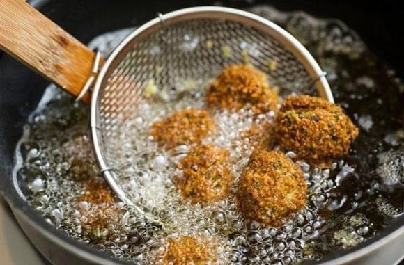 Một số người có thói quen không bật máy hút mùi khi nấu ăn, có thể do không thích tiếng ồn hoặc vì cho rằng nó không cần thiết. 