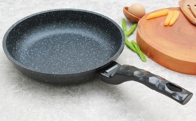 Khoai tây có chứa axit tự nhiên giúp làm sạch lớp gỉ bên ngoài chảo.