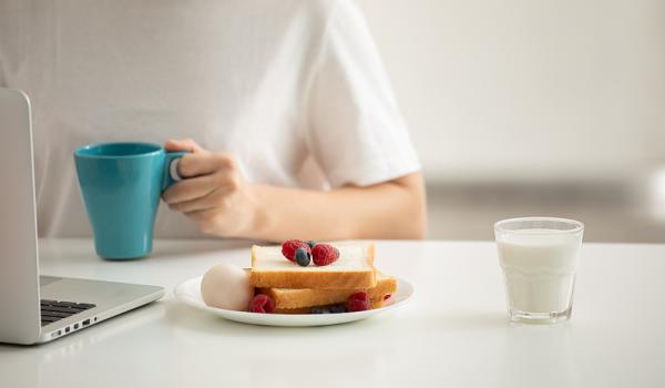 Sốc khi lấy ra 95 viên sỏi từ cơ thể người phụ nữ 40 tuổi, bác sĩ nhắc &quot;bỏ ngay kiểu ăn ngủ này đi&quot; - Ảnh 4.