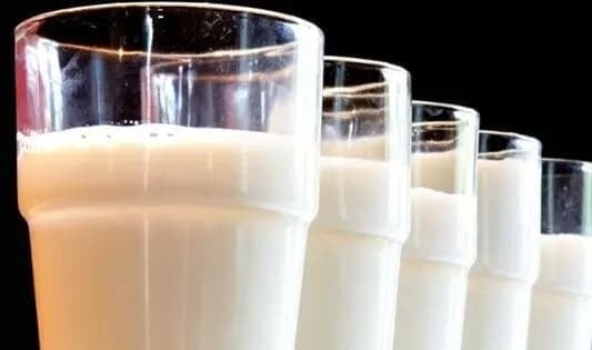 Sữa tiệt trùng ở nhiệt độ cao là sản phẩm đã được xử lý bằng công nghệ tiệt trùng, giúp kéo dài thời gian sử dụng lên đến nhiều tháng hoặc thậm chí nhiều năm mà không cần bảo quản lạnh. 