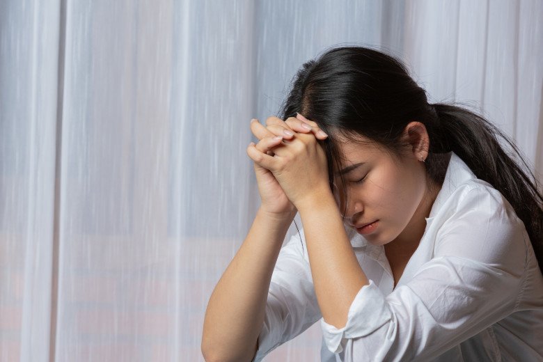 Chị Như chḗt lặng khi biḗt mình mắc 2 bệnh ung thư cùng lúc. Ảnh minh họa.