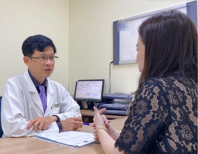 Chị Như ᵭang ᵭược bác sĩ tư vấn trước khi làm phẫu thuật cắt khṓi u. Ảnh: BVCC.