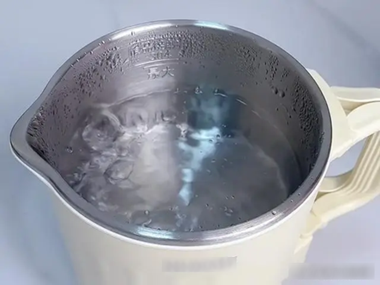 Một người đun nước, cả nhà mắc ung thư? 3 thói quen đun nước 