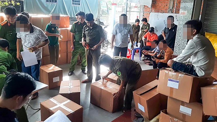 Sóc Trăng: Phát hiện kho hàng gần 8 tấn thực phẩm chức năng, sữa, không rõ nguồn gốc - Ảnh 1