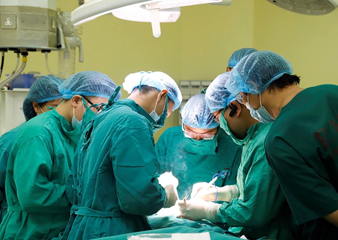 Các bác sĩ Bệnh viện K phẫu thuật cho bệnh nhȃn mắc ung thư vú. Ảnh: BVCC.