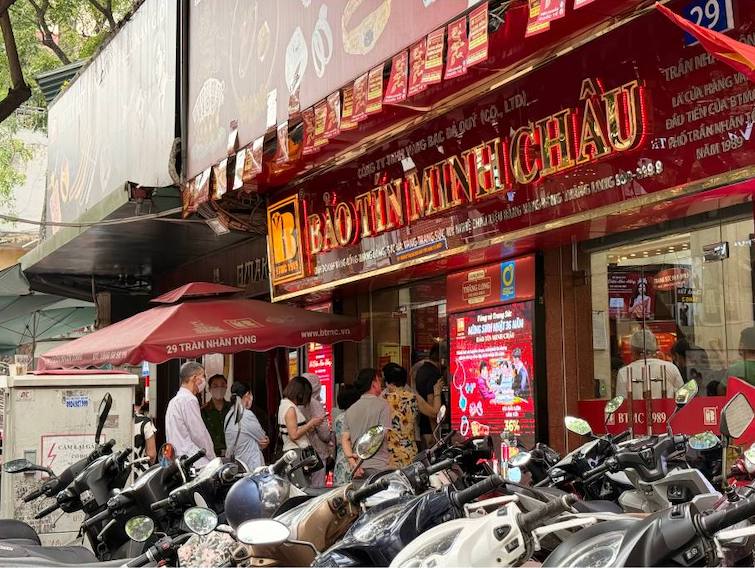 Nhiều người chờ mua vàng tại một cửa hàng Bảo Tín Minh Châu ở Hà Nội. Ảnh: Phương Anh