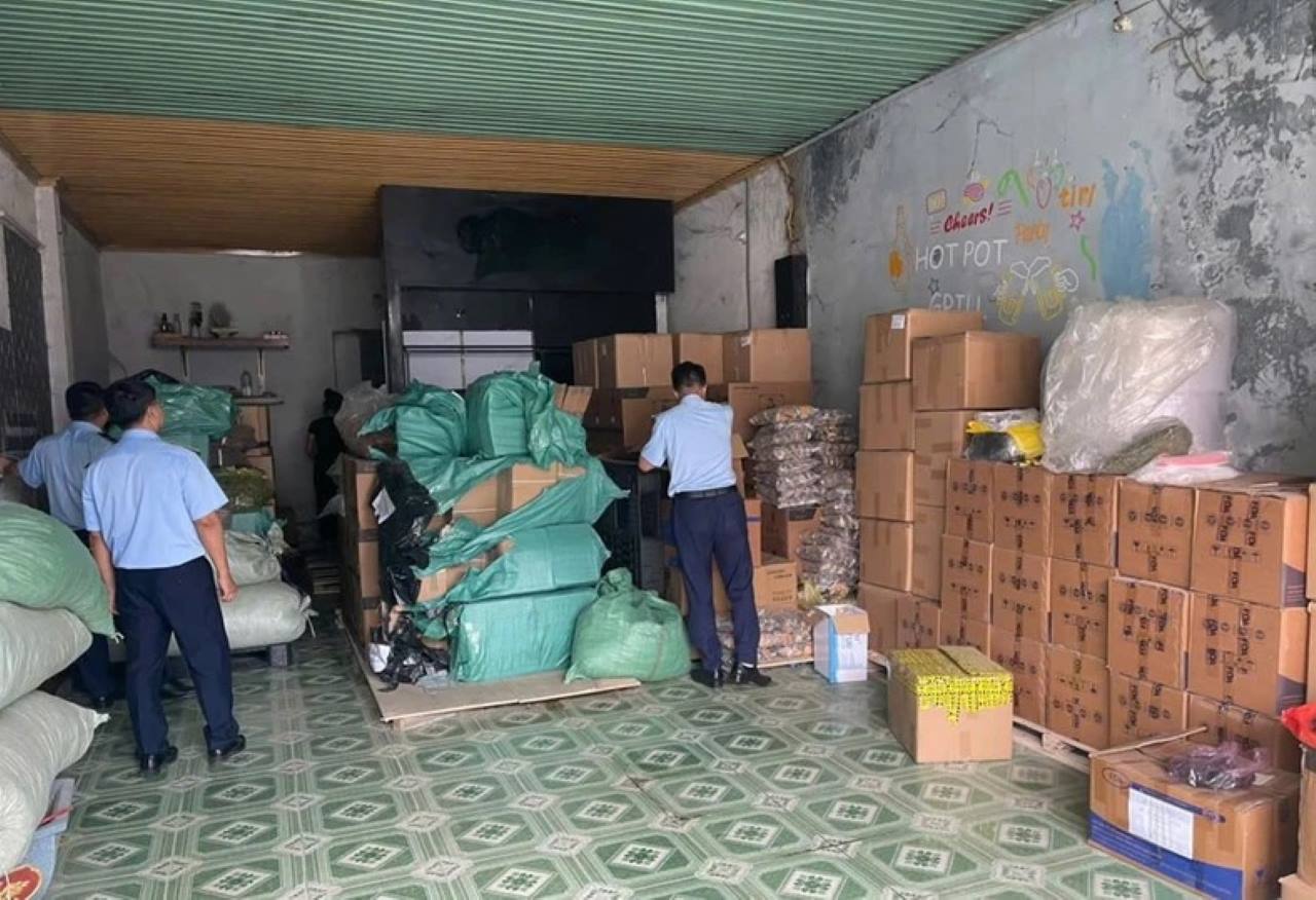 Cán bộ Quản lý thị trường tỉnh Yên Bái kiểm tra cơ sở kinh doanh sữa có dấu hiệu vi phạm. Ảnh: Văn Đức.