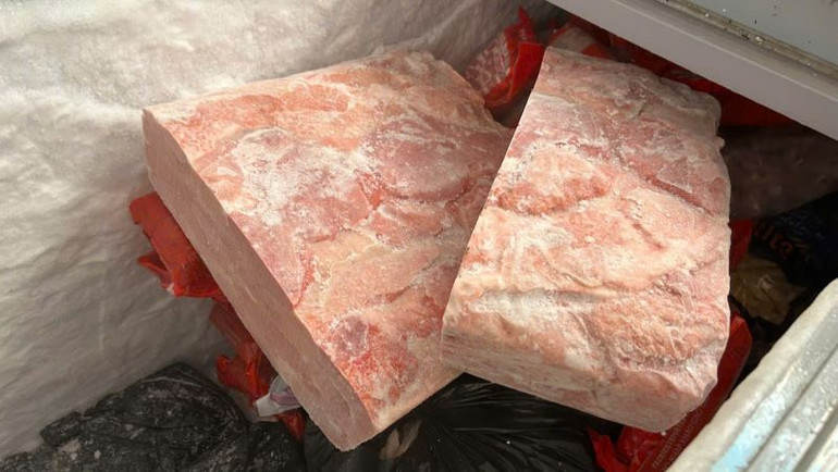 Thực phẩm không rõ nguồn gốc, xuất xứ được đông thành tảng.